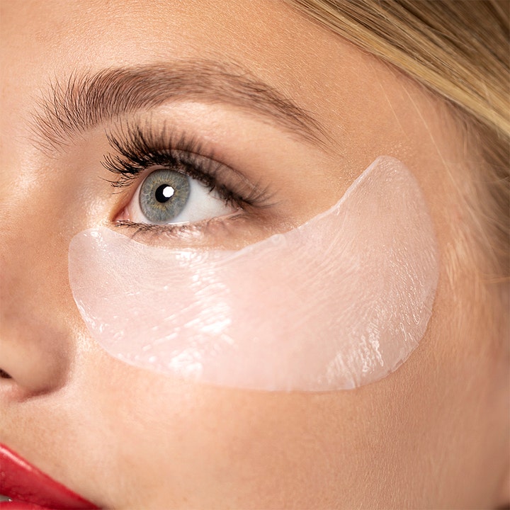 Starskin Eye Catcher Smoothing Bio-Cellulose Eye Masks 24 g glattende eye patches påført under øyet på en modell