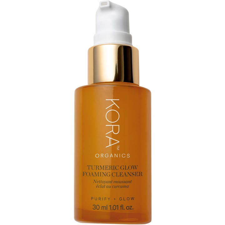 KORA Organics Turmeric Glow Foaming Cleanser 30 ml rens som gir glød i ravfarget flaske med gullhals og hvit pumpe