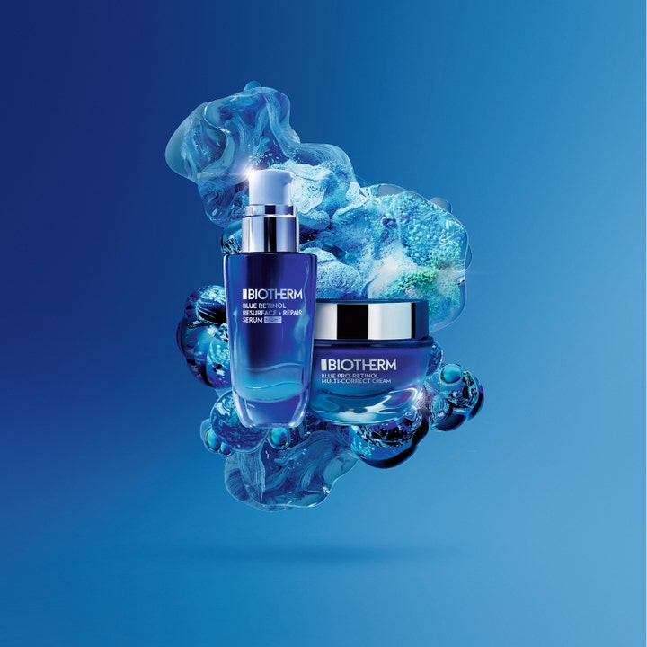 Biotherm Blue Retinol Serum Night 30 ml og ansiktskrem i blå glasskrukker mot blå, bølgende bakgrunn