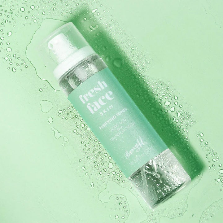 Barry M Fresh Face Skin Purifying Toner 100 ml rensende ansiktsvann med Lactic Acid i sprayflaske med vanndråper.