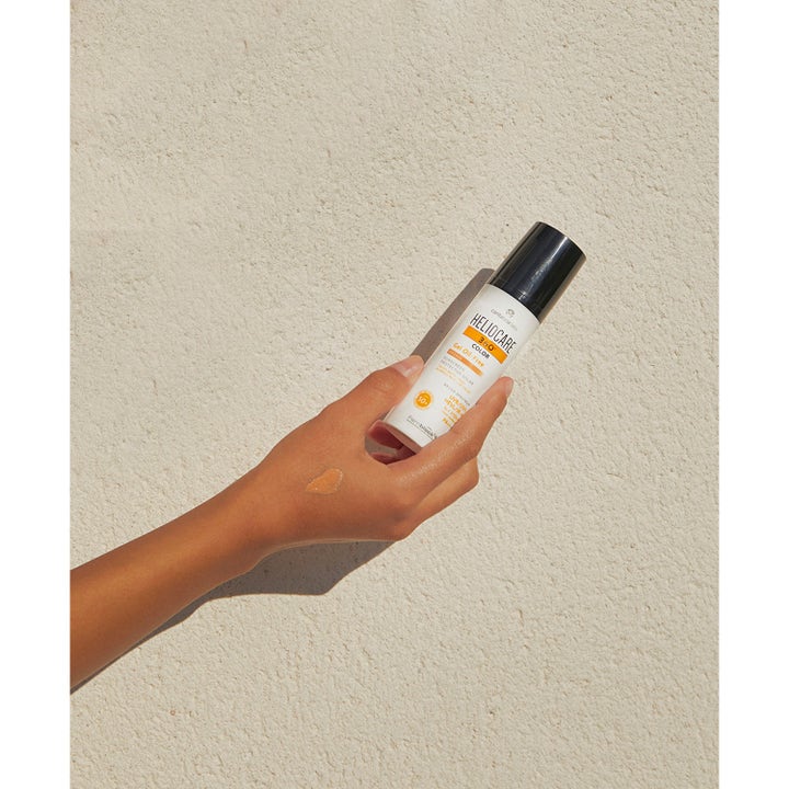Heliocare Gel Oil-Free SPF 50+ Pearl 50 ml solkrem i hvit tube som beskytter og gir glød med en farget geltekstur.