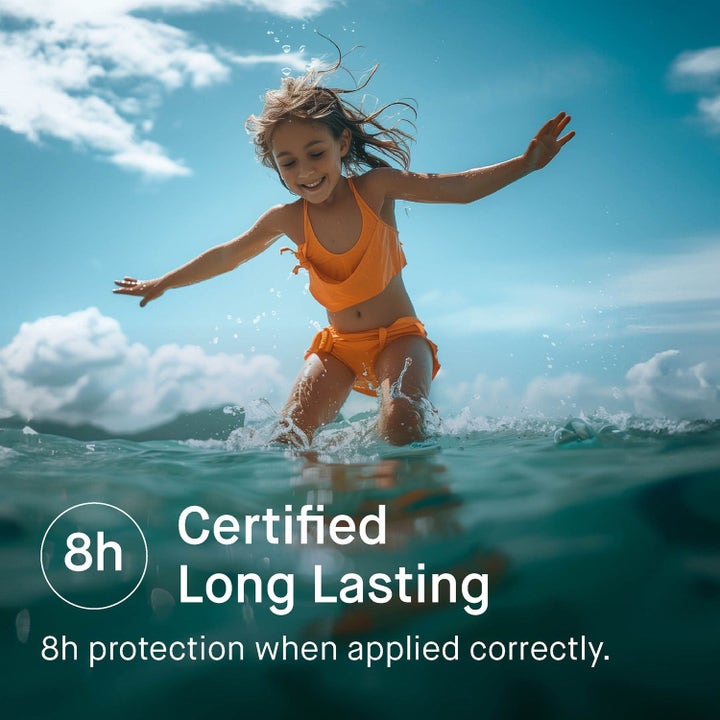 EVY Technology Sunscreen Mousse For Kids Duo solkrem gir 8 timers beskyttelse vist med et barn som leker i vannet