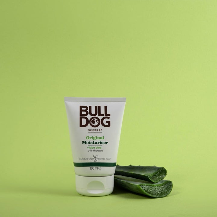 Bulldog Original Moisturiser 100 ml fuktighetsgivende ansiktskrem i hvit tube ved siden av ferske aloe vera-blader.
