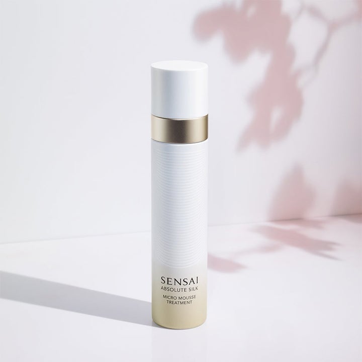 Sensai Ultimate Hydration 215 ml fuktighetsgivende hudpleie med niacinamid i hvit flaske med gull og skygger.