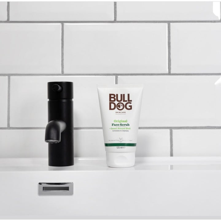 Bulldog Original Face Scrub 125 ml er en ansiktsskrubb som eksfolierer huden i hvit tube ved en svart kran