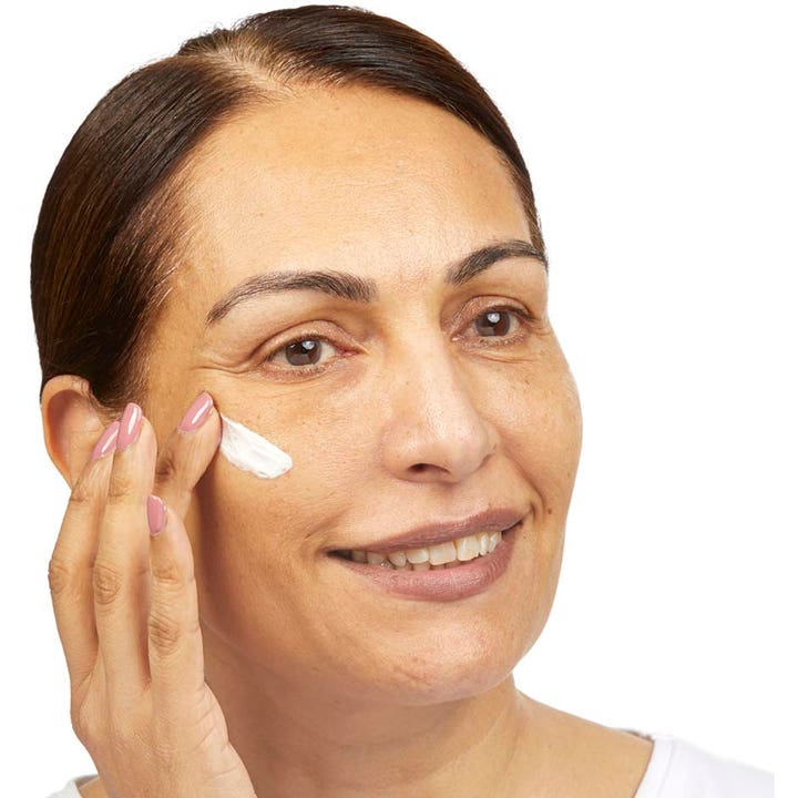 No7 Restore & Renew Multi Action Day Cream 50 ml er en oppstrammende dagkrem som en kvinne påfører i ansiktet