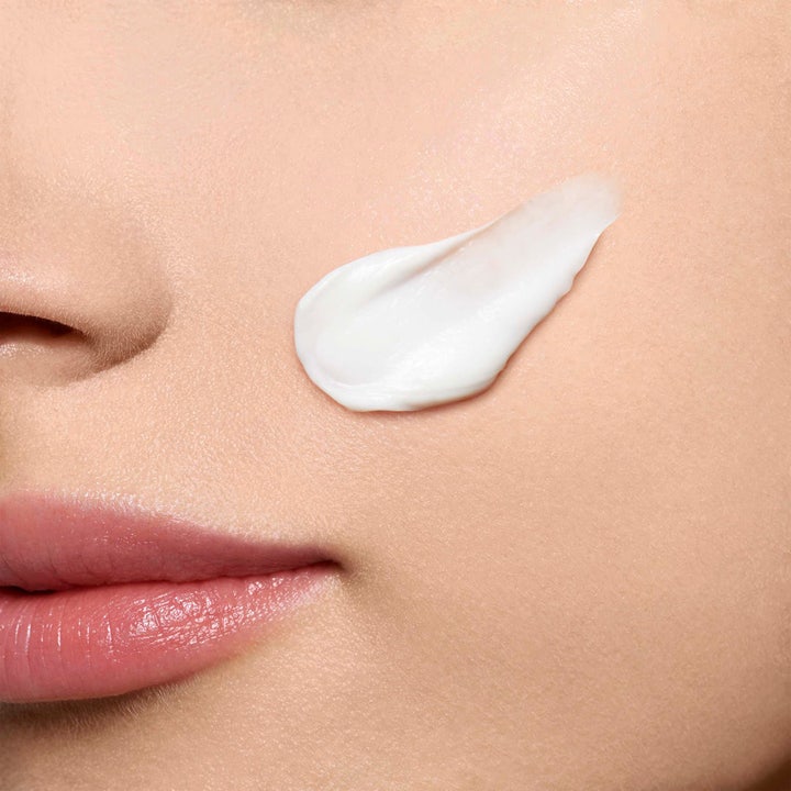 Clarins Hydra-Essentiel Rich Cream 50 ml fuktgivende dagkrem vist som en fyldig hvit tekstur på huden.
