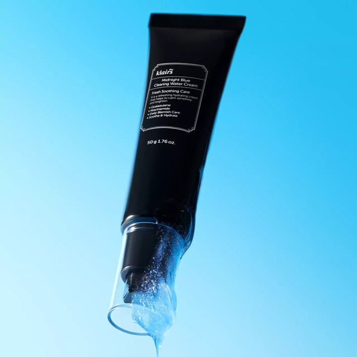 Klairs Midnight Blue Clearing Water Cream 50 g beroligende ansiktskrem i svart tube med pumpe og blå geltekstur
