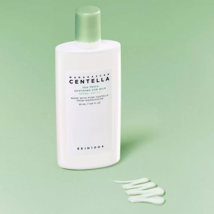 SKIN1004 Madagascar Centella Tea-Trica Soothing Sun Milk 50 ml beroligende solkrem med SPF 50+ og lett teksturprøve