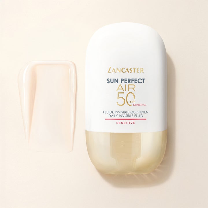 Lancaster Sun Perfect AIR Daily Invisible Fluid SPF50 40 ml solkrem med en lett ferskenfarget tekstur