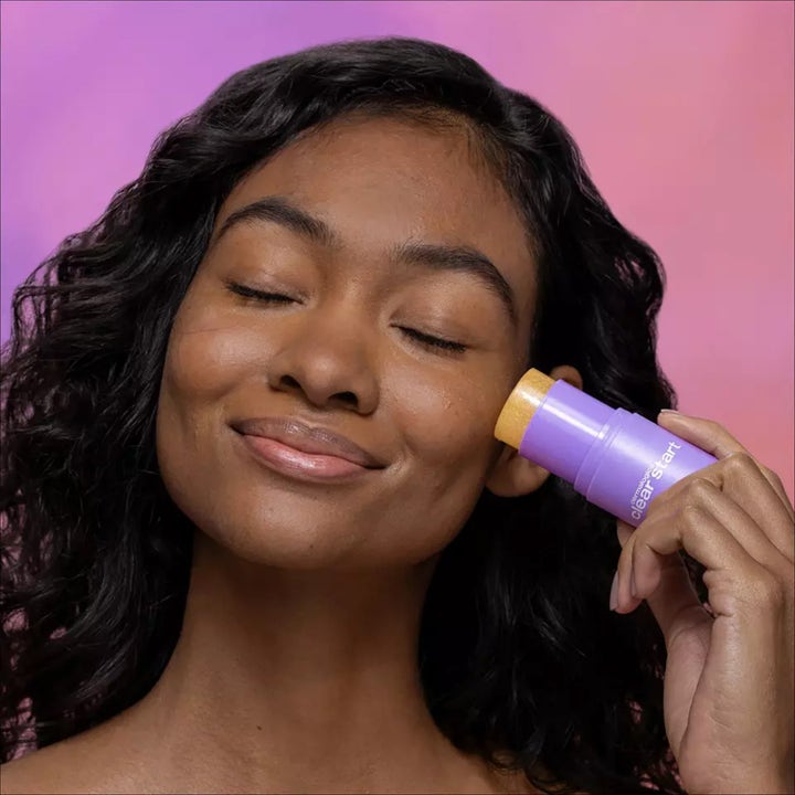 Dermalogica Golden Hour Hydrating SPF30 Stick 20 ml fuktighetsgivende solstift i lilla hylse påføres for gyllen glød