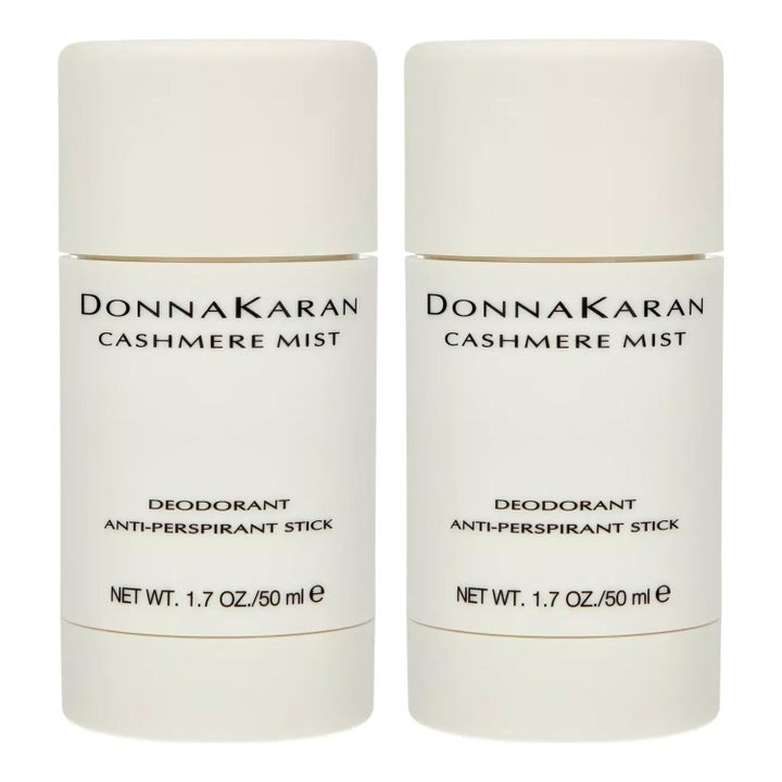 Donna Karan Cashmere Mist Duo Deodorant Anti-Perspirant Stick motvirker svette i to beige minimalistiske hylser.
