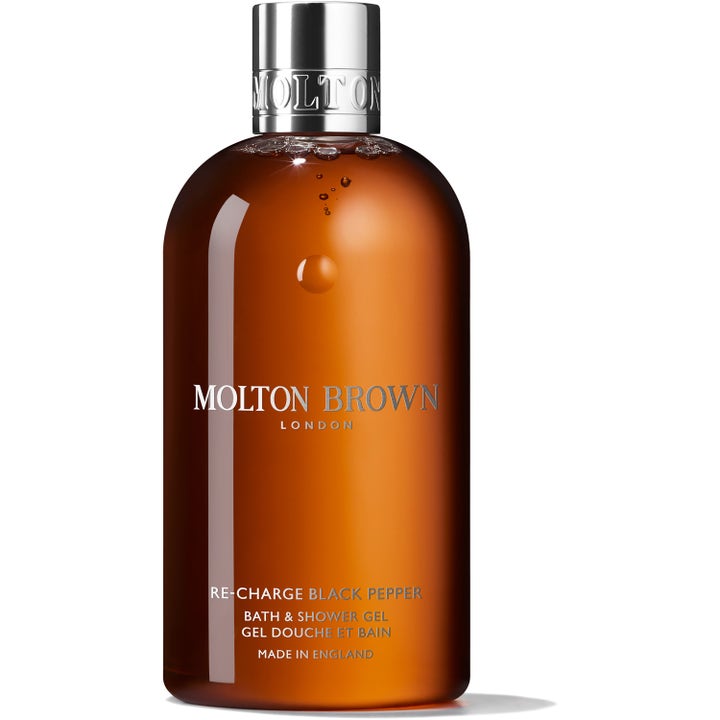 Molton Brown Re-charge Black Pepper 300 ml oppfriskende dusjsåpe i en ravfarget gjennomsiktig flaske med sølvkork
