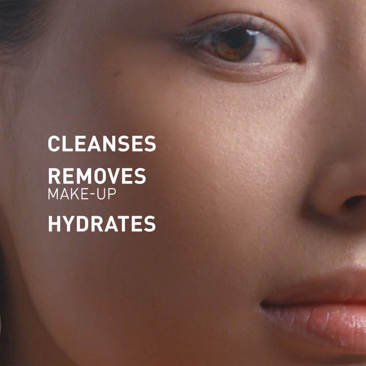 Filorga Skin-Prep Micellar Solution 400 ml ansiktsrens på kvinneansikt som renser og fjerner sminke