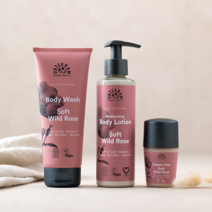 Urtekram Soft Wild Rose Deo 50 ml pleiende deodorant i rosa emballasje sammen med matchende kroppspleie.