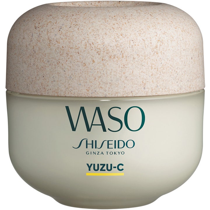 Shiseido WASO Yuzu-C glødgivende ansiktsmaske i en rund krukke med et naturlig teksturert beige lokk.