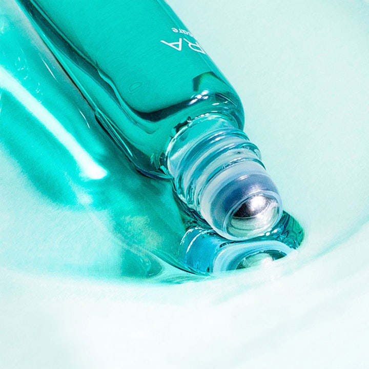 MÁDARA ACNE Spot Roll-On 8 ml kvisebehandling med svalende metallkule og turkis flaske i klar væske
