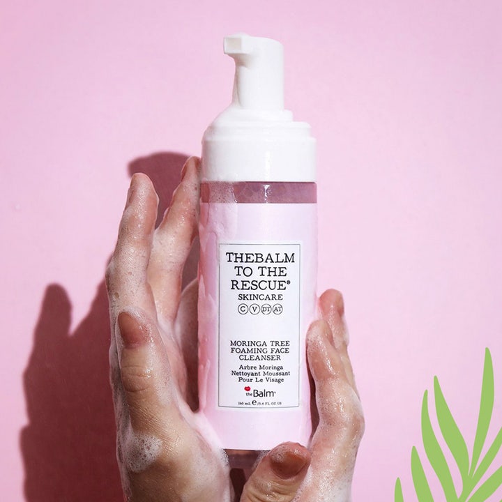theBalm to the Rescue Moringa Tree Foaming Face Cleanser 150 ml ansiktsrens i rosa pumpeflaske med fyldig skum.