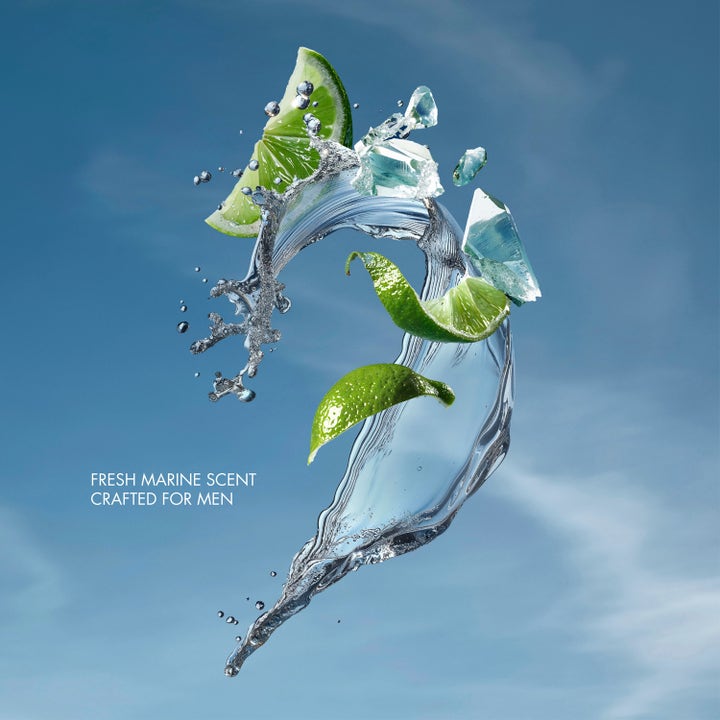 Biotherm Aquapower Advanced Gel 30 ml ansiktskrem med frisk marine duft vist med vannsprut og lime mot blå himmel.