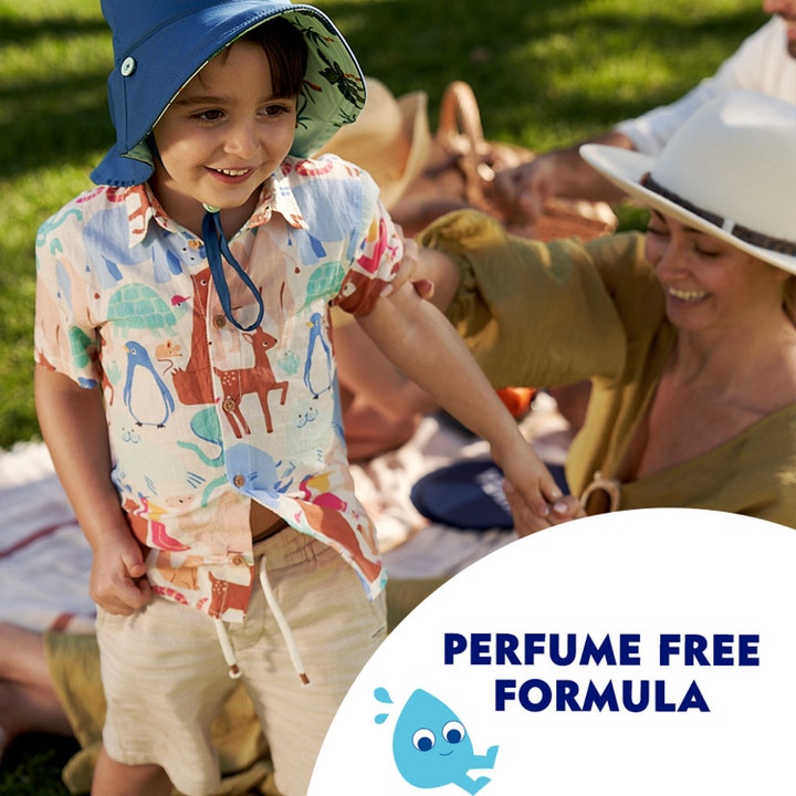 NIVEA SUN Kids Sensitive Roll-On 50 ml parfymefri solkrem gir beskyttelse til barn i en solfylt utendørs setting.