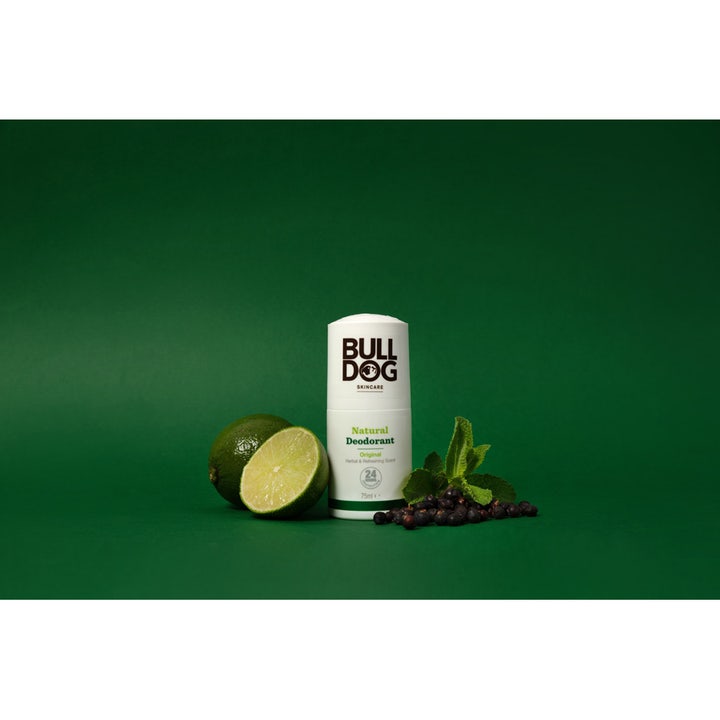 Bulldog Deodorant Original 75 ml deodorant stick gir 24 timers friskhet med lime og bær på grønn bakgrunn