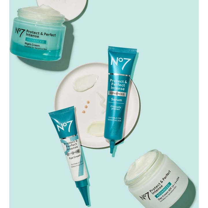 No7 Protect & Perfect Intense Advanced Eye Cream 15 ml øyekrem i hvit tube vist med serum og krukker på grønn bunn