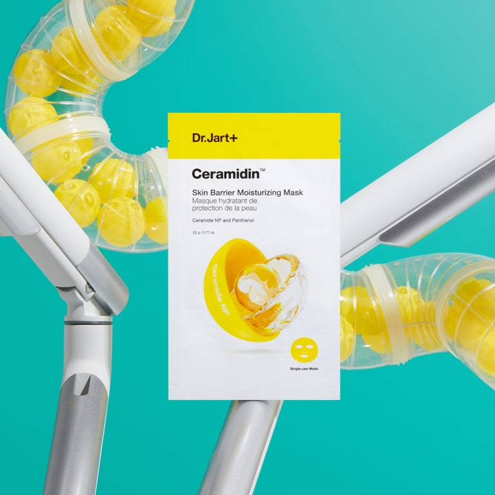 Dr.Jart+ Ceramidin Skin Barrier Moisturizing Mask 22 g ansiktsmaske mellom gule rør på blå bakgrunn