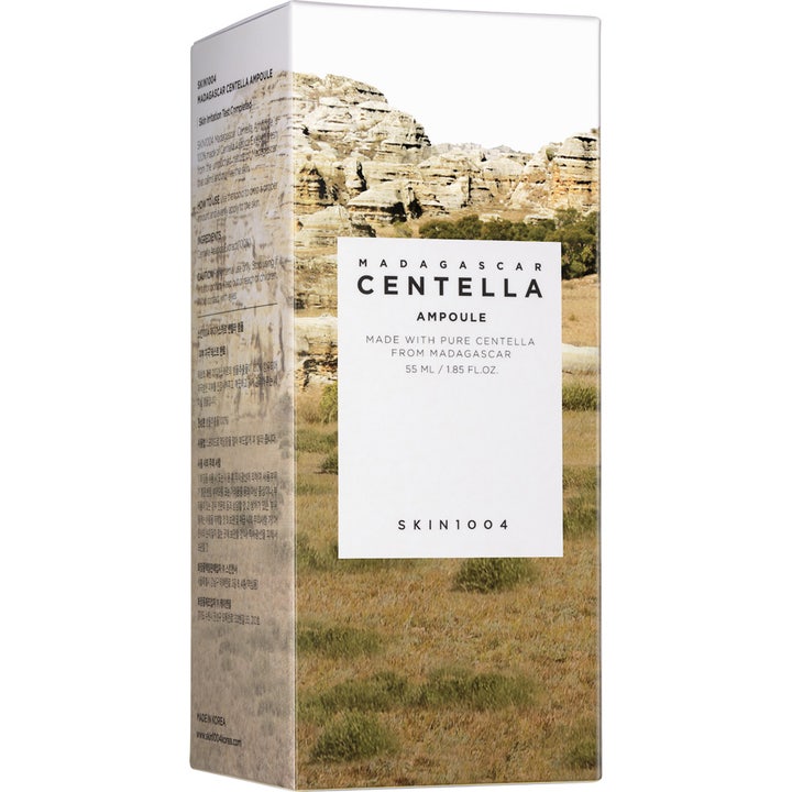 SKIN1004 Madagascar Centella Ampoule 55 ml beroligende serum i hvit eske prydet med naturlandskap