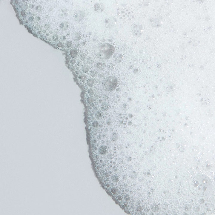 Dermalogica Clearing Skin Wash 250 ml skummende ansiktsrens viser en hvit tekstur med luftige bobler.