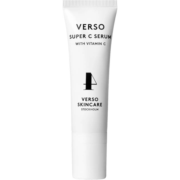 Verso Super C Serum glødgivende ansiktsserum med vitamin C i en hvit tube med svart tekst og logo
