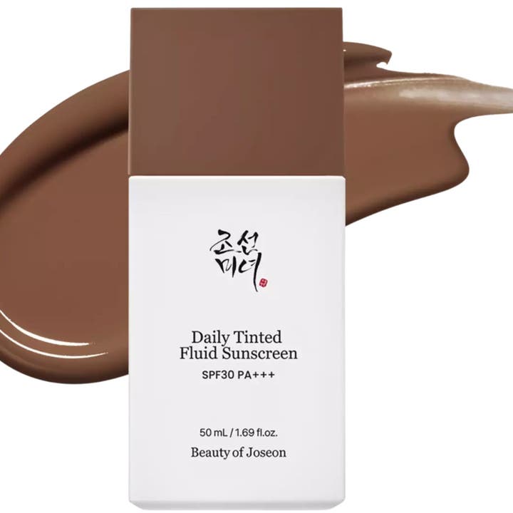 Beauty of Joseon Daily Tinted Fluid Sunscreen 50 ml beskyttende solkrem med brun tekstur i hvit flaske