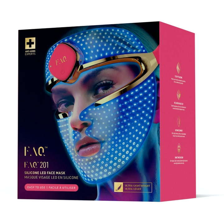 FAQ Swiss 201 Silicone RGB LED Face Mask 1 stk i eske som viser masken med blått lys på en modell