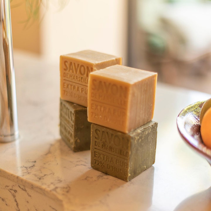 Compagnie de Provence Cube Of Marseille Soap Olive 400 g pleiende håndsåpe fire kuber i grønt og beige på marmor