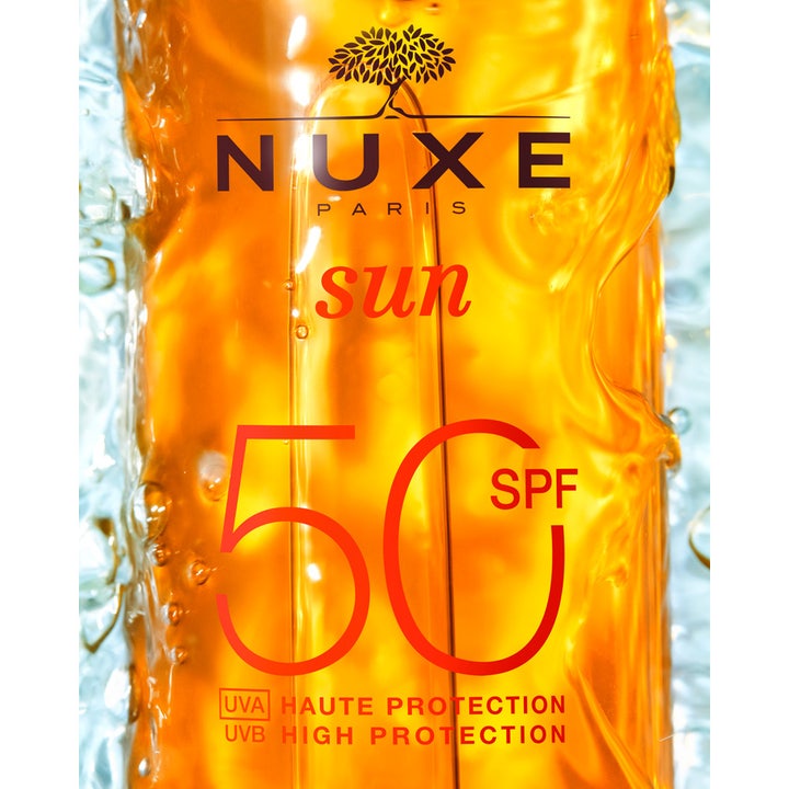 Nuxe Tanning Sun Oil SPF50 150 ml beskyttende sololje med gyllen flytende tekstur og rød SPF 50 tekst