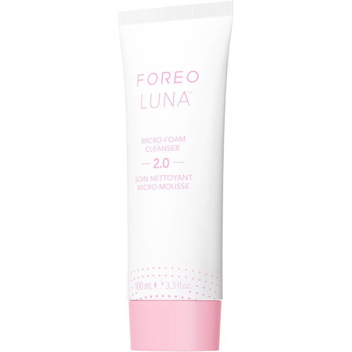 FOREO Luna Micro-Foam Cleanser 2.0 100 ml rengjøringsskum som renser huden i hvit tube med rosa detaljer