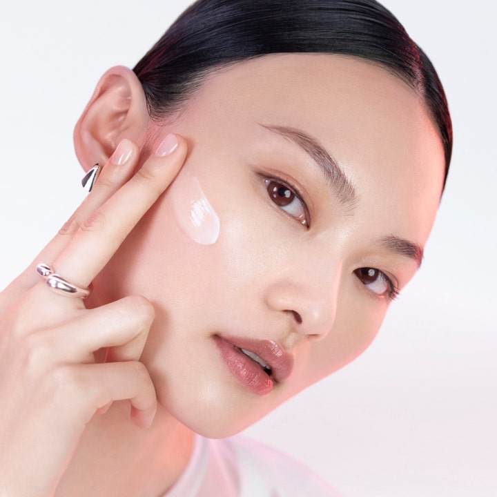 Lancôme Advanced Hydrazen Gel Cream 50 ml fuktighetskrem påføres i ansiktet for en beroligende effekt.