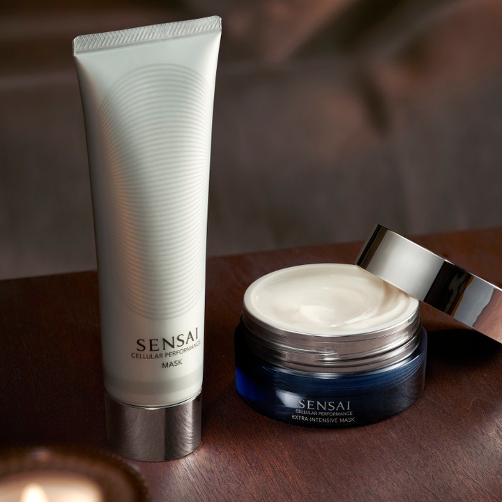Sensai Cellular Performance Mask 100 ml fuktighetsgivende ansiktsmaske i hvit tube og blå krukke med kremet tekstur