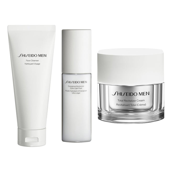Shiseido Men hudpleiesett med rensende ansiktsvask i hvit tube, lett fuktighetsfluid og revitaliserende ansiktskrem.