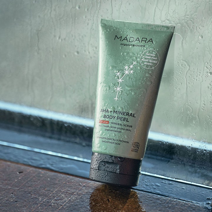 MÁDARA AHA + Mineral Body Peel 175 ml eksfolierende kroppspeeling for glattere hud i en vanndekket grønn tube