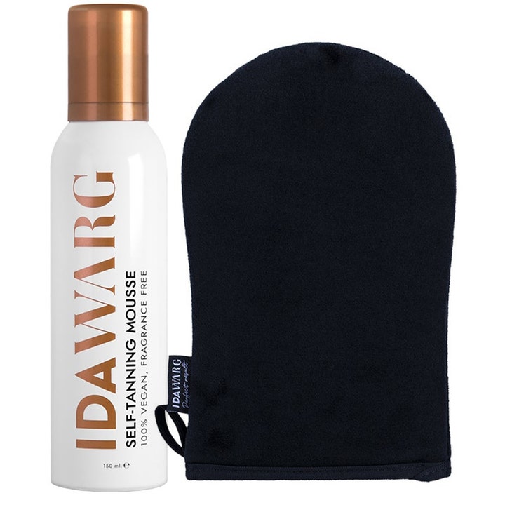 IDA WARG Self-Tanning Mousse 150 ml gir naturlig glød i hvit flaske med bronsekork og svart påføringshanske.