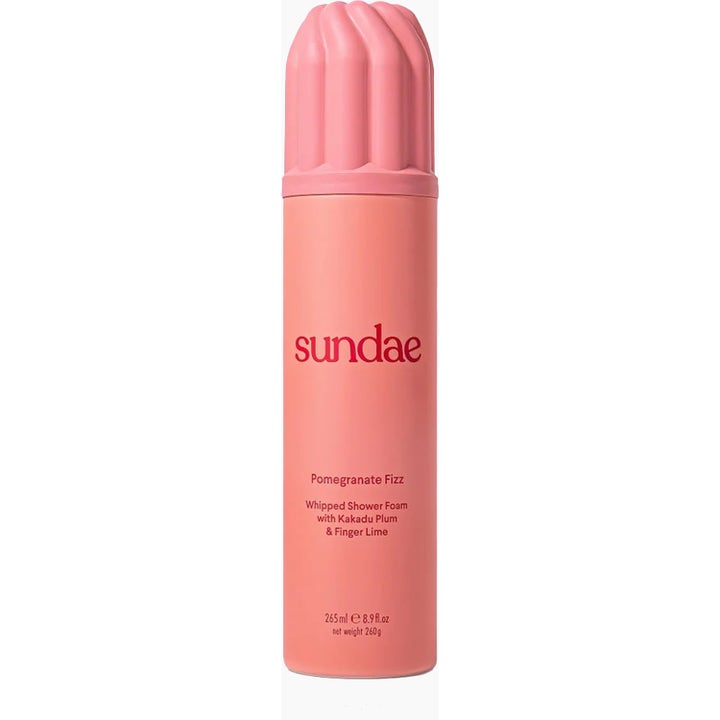 Sundae Pomegranate Fizz 265 ml dusjskum med granateple i ferskenfarget flaske med rosa rillet kork