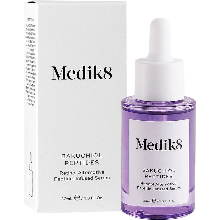 Medik8 Bakuchiol Peptides 30 ml beroligende serum i glassflaske med lilla væske og hvit pipette ved siden av esken