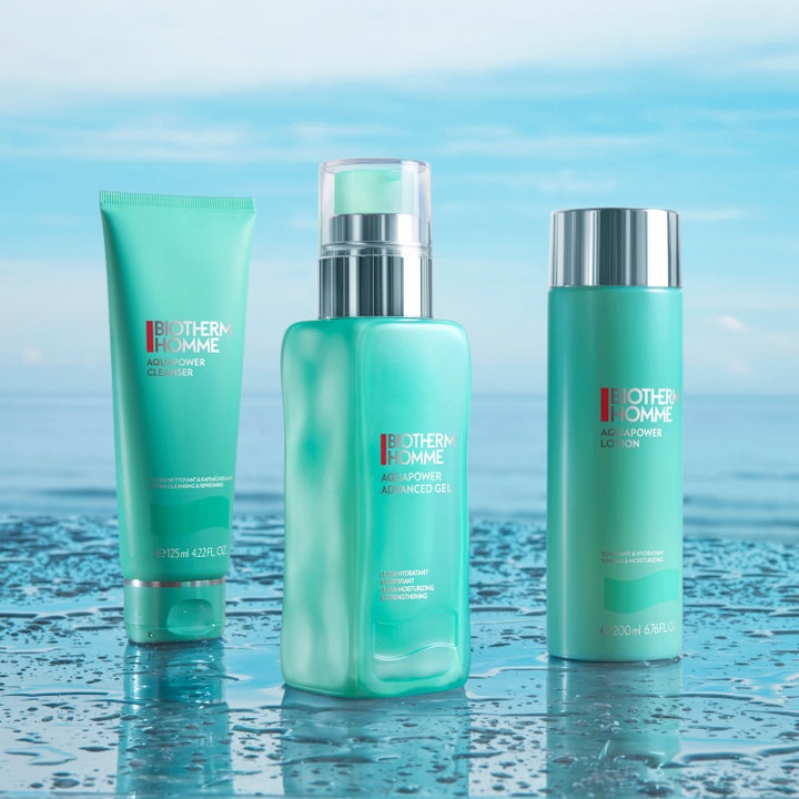Biotherm Homme Aquapower Cleanser 125 ml fuktighetsgivende ansiktsrens i turkise beholdere på en våt flate mot havet.