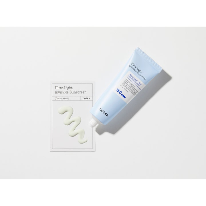COSRX Ultra-Light Invisible Sunscreen 50 ml solkrem med hvit og lett tekstur ved siden av lyseblå tube.
