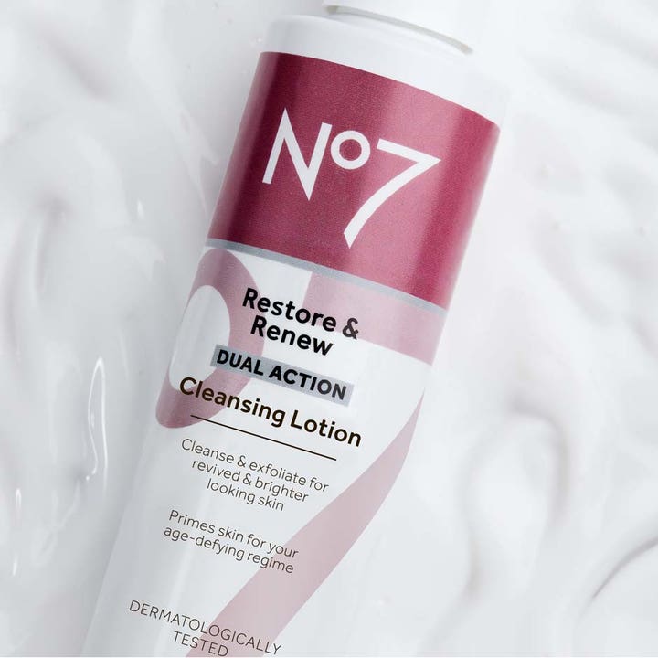 No7 Restore & Renew Cleansing Lotion 200 ml ansiktsrens på hvit kremet tekstur som gir glød