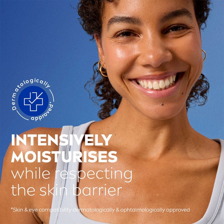 NIVEA Cleansing Milk Refreshing 200 ml ansiktsrens som fukter og pleier hudbarrieren vist med smilende kvinne.