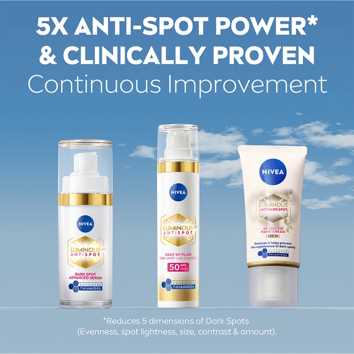 NIVEA Luminous630 Anti Dark-Spot Hand Cream 50 ml reduserer mørke flekker i hvit tube med SPF 15 mot en blå himmel.