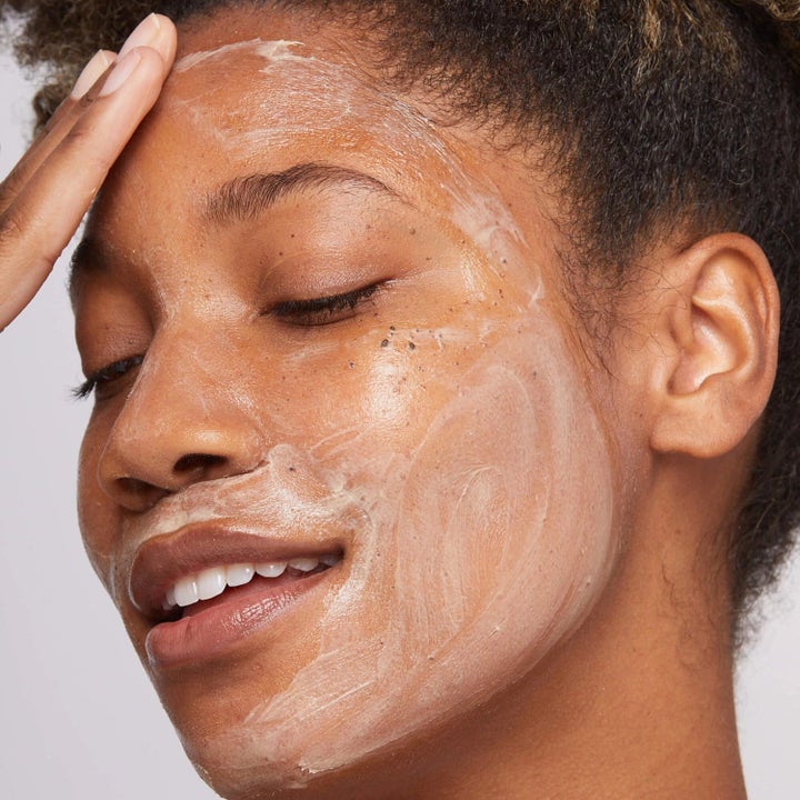 Dermalogica AGE smart Multivitamin Power Recovery Masque ansiktsmaske med en kremet tekstur påført i ansiktet