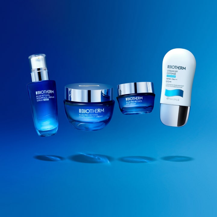 Biotherm Blue Pro-Retinol Eye Cream 15 ml øyekrem svevende i et sett med andre blå hudpleieprodukter.