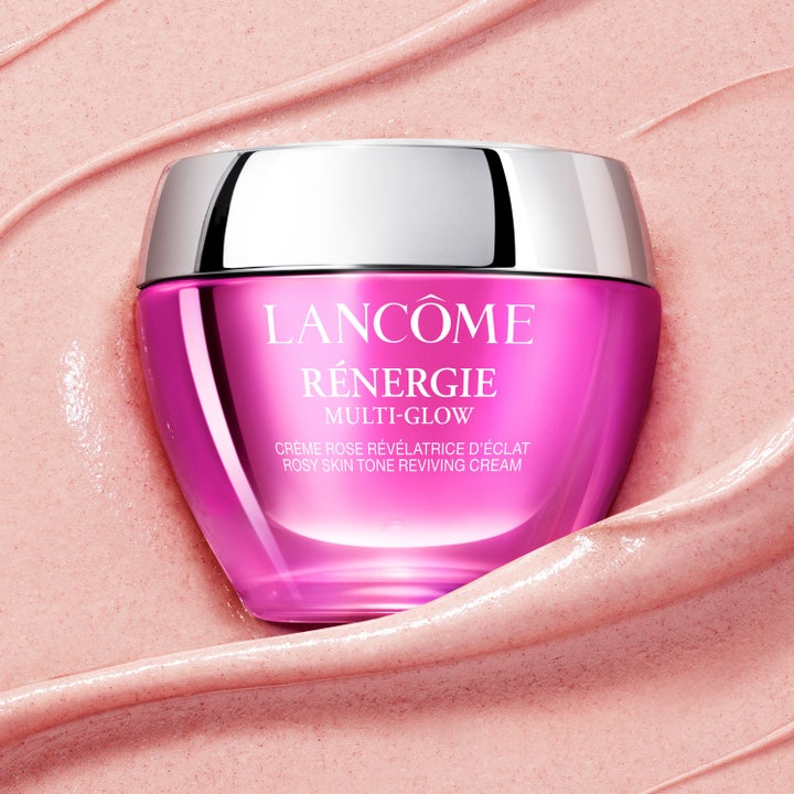 Lancôme Rénergie Multi-Glow 50 ml glødgivende dagkrem i rosa glasskrukke med sølvlokk omgitt av kremet rosa tekstur.